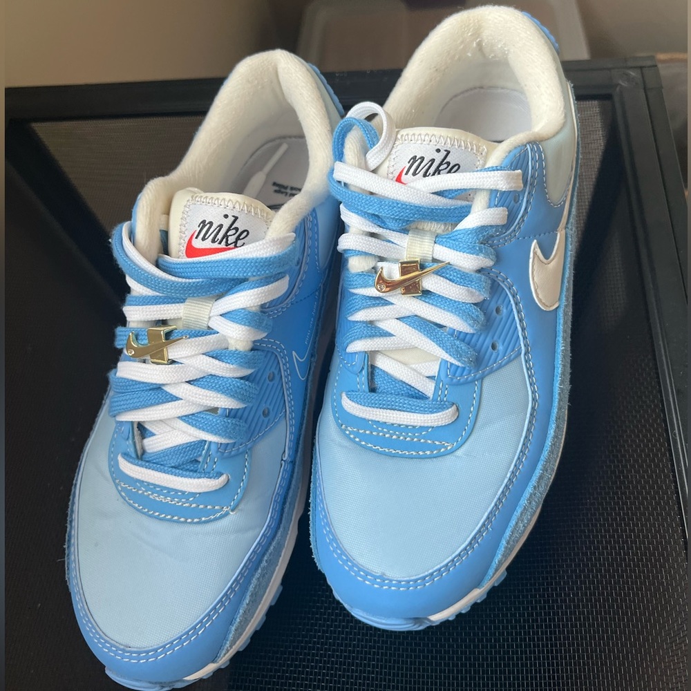 Nike Women’s Air Max Sneakers in Light Blue and White - Picture 7 of 8